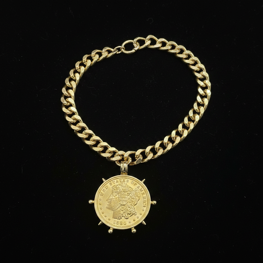 Collar cadena dorada con moneda vintage fondo negro elegante