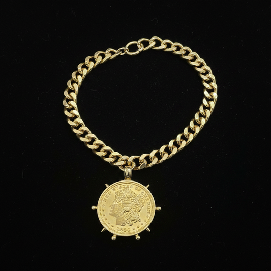 Collar cadena dorada con moneda vintage fondo negro elegante